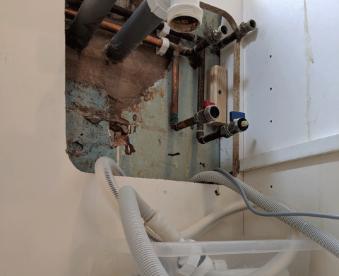 lacks-complete-plumbing