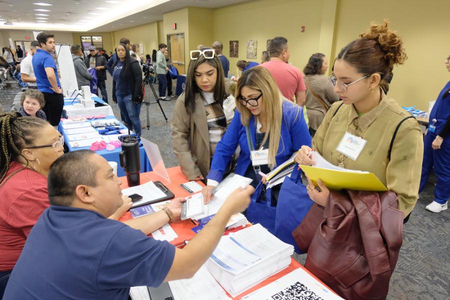 chw students at tu salud health fair